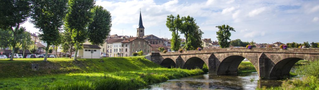 Panorama de Mirecourt, son pont en pierre et le clocher de l'église