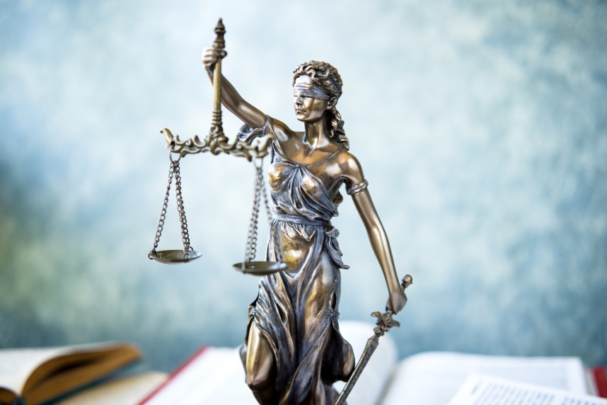 Statue représentant la justice et l'équité à travers les chartes.