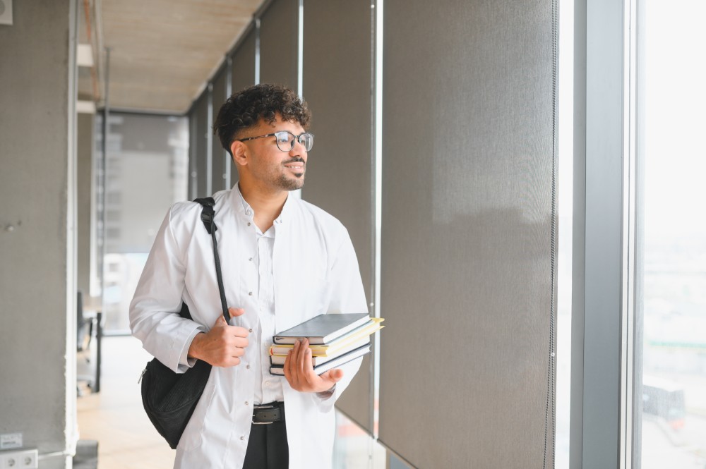 Un étudiant en médecine avance dans les couloirs.
