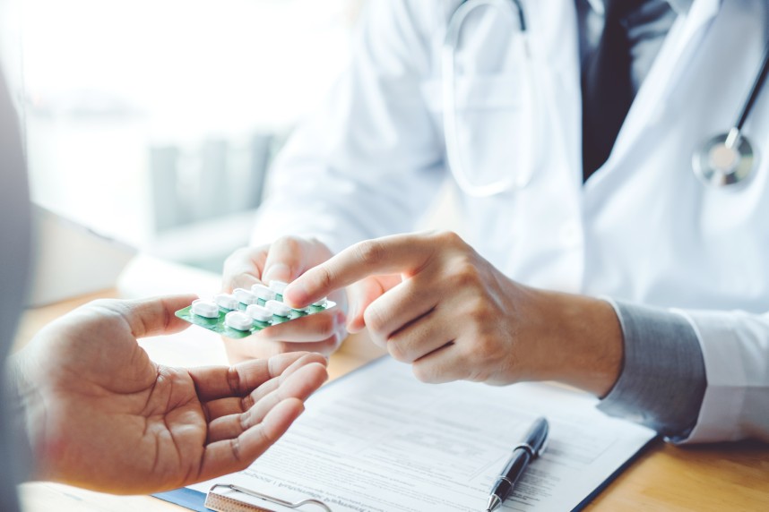 Un médecin fournit un médicament à un patient.