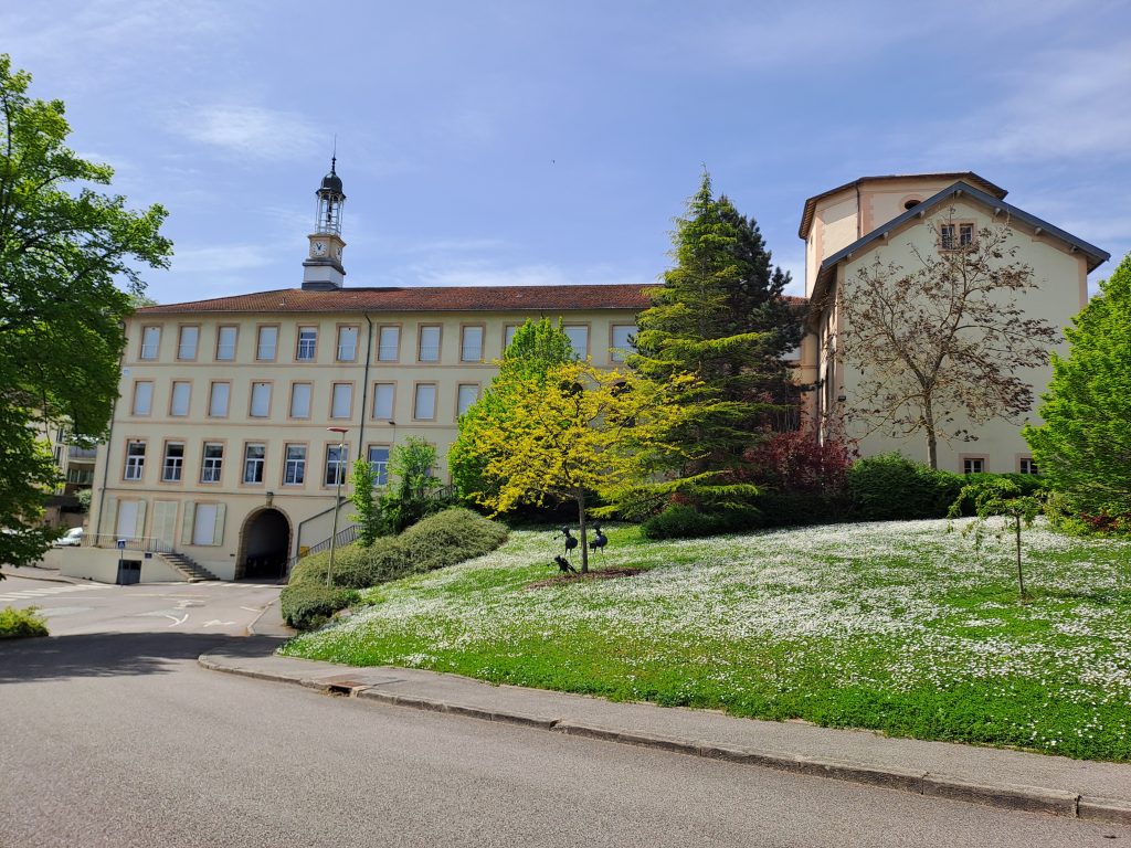L'IFSI du CPN et son parc arboré et verdoyant.