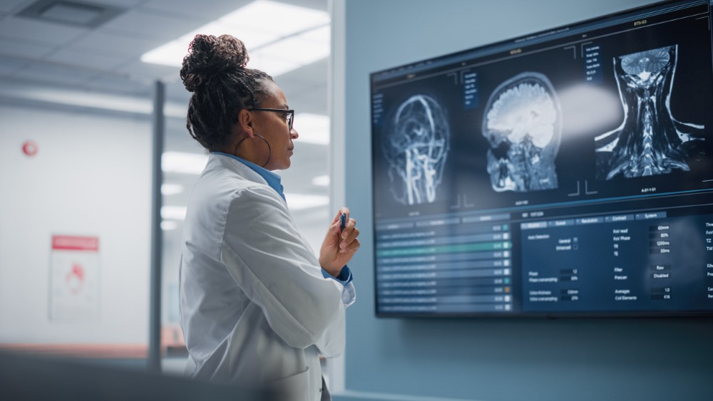 Un médecin analyse des radios de cerveau.