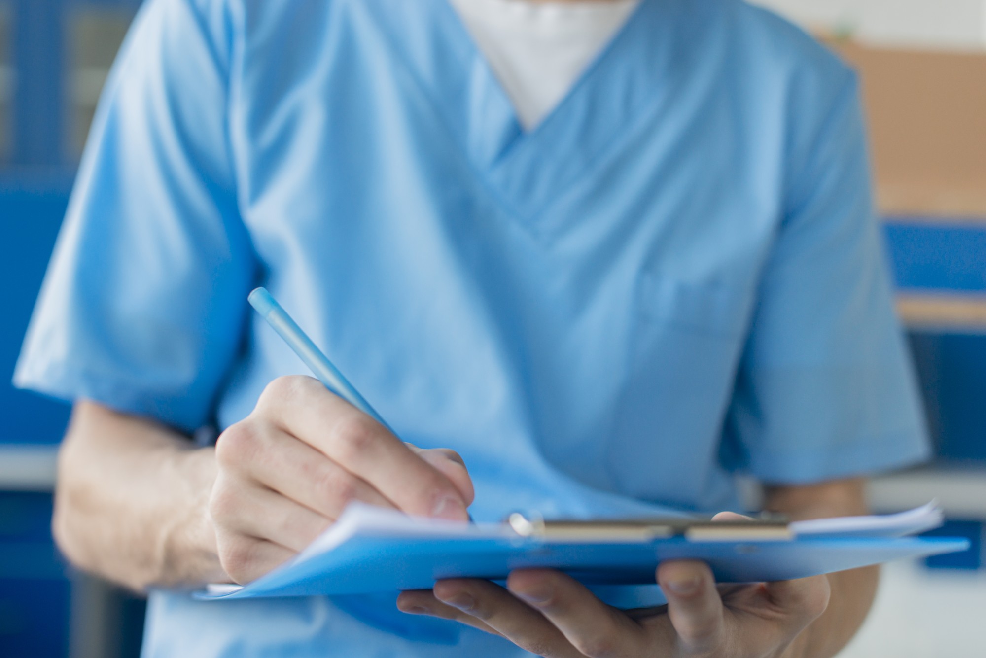 Un infirmier remplit les papiers d'un patient.
