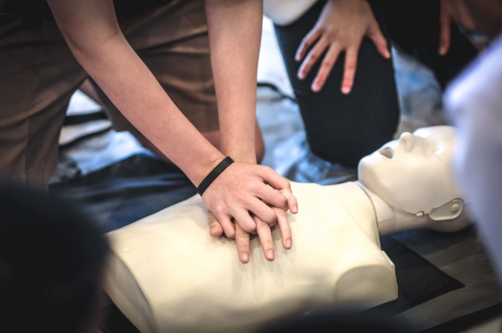 Massage cardiaque pratiqué sur un mannequin dans le cadre d'une formation de secourisme au travail