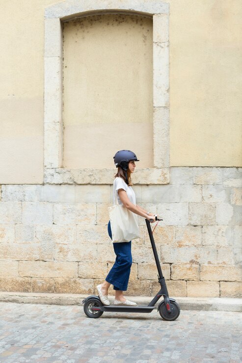 Femme en trottinette dans la ville.
