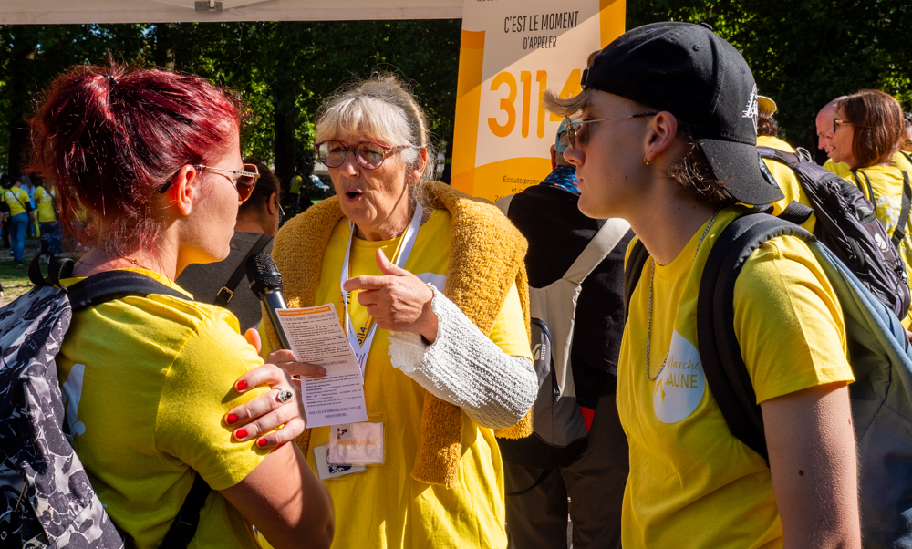 Le public se sensibilise sur un stand de la marche jaune.