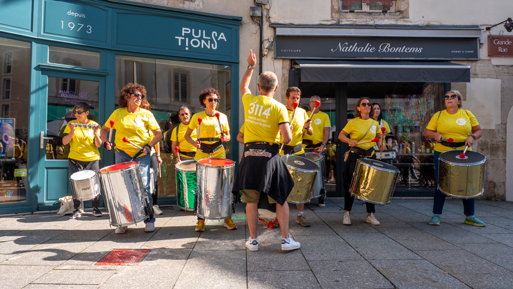 La batucada met l'ambiance lors de la marche jaune