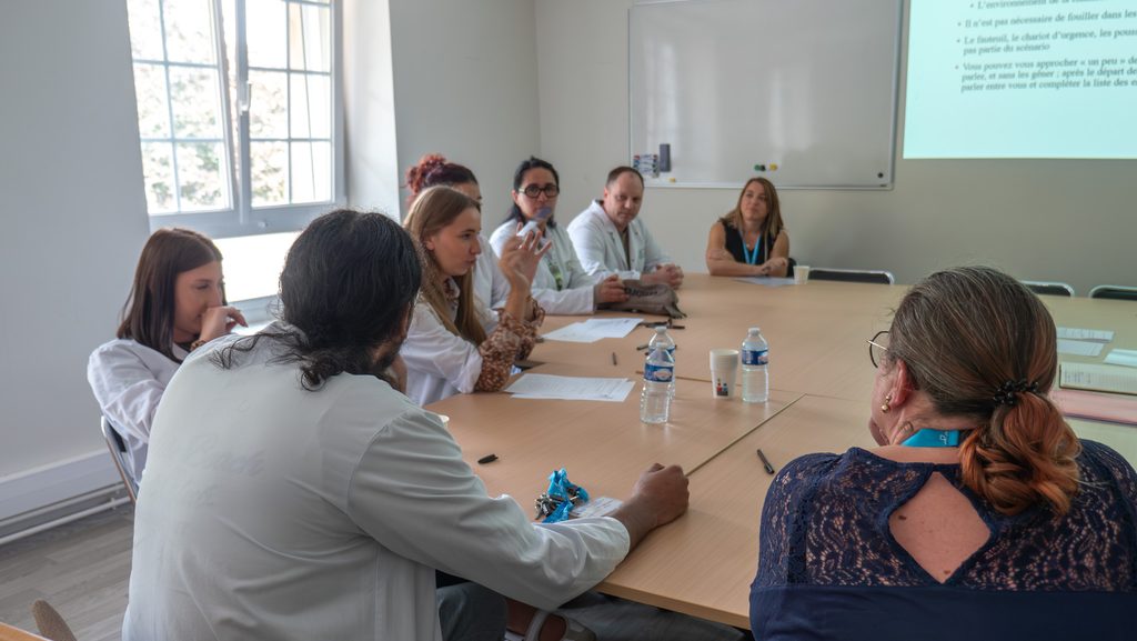 Après la mise en situation, un temps de débriefing avec les professionnels.
