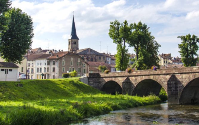 Panorama de Mirecourt, son pont en pierre et le clocher de l'église