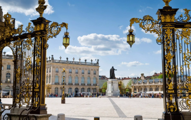La place Stanislas à Nancy et ses grilles dorées