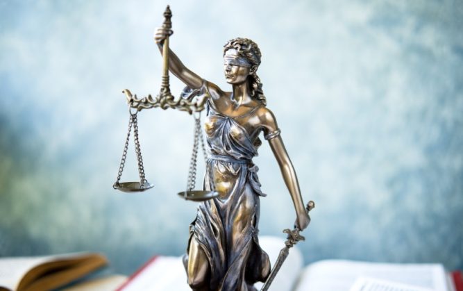 Statue représentant la justice et l'équité à travers les chartes.