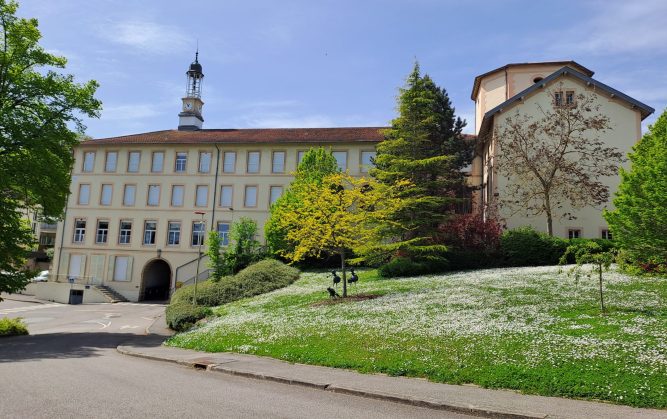 L'IFSI du CPN et son parc arboré et verdoyant.